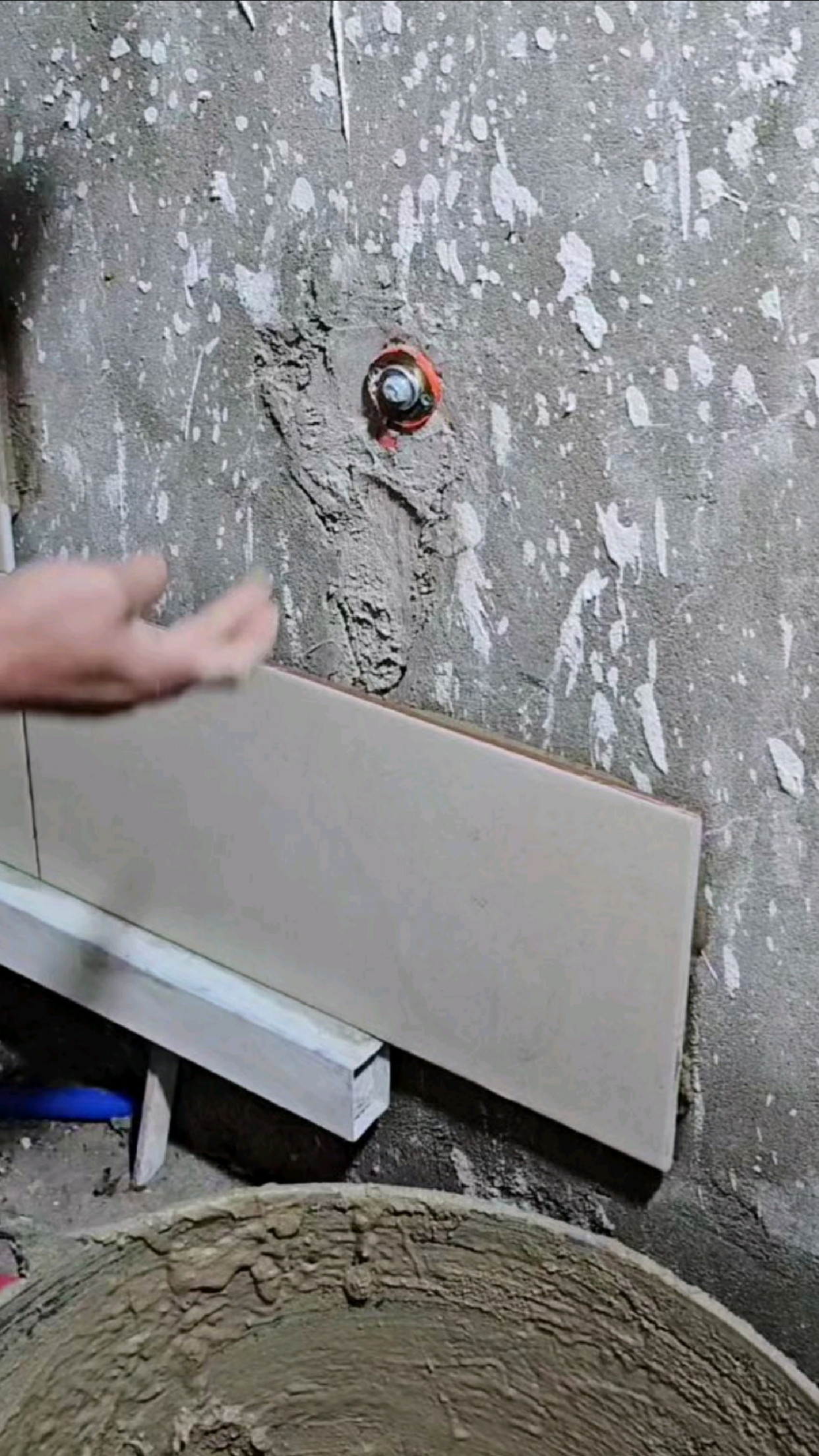 如何在砖墙上固定水管(如何在砖墙上固定水管图片)